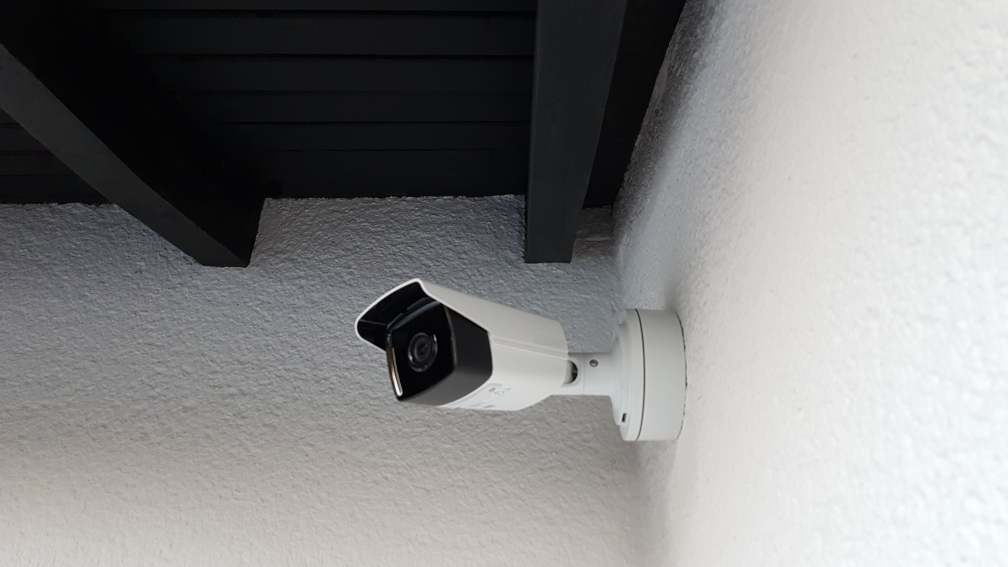 Perimetervideoüberwachung einer Stadtvilla, 8 MP IP-Kameras mit 80 m Infrarotreichweite