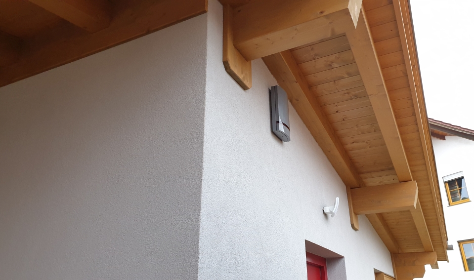 Neubau Wochenendhaus – Einbruchmeldeanlage mit Einbindung von werkseitig integrierten Fenster- und Türkontakten